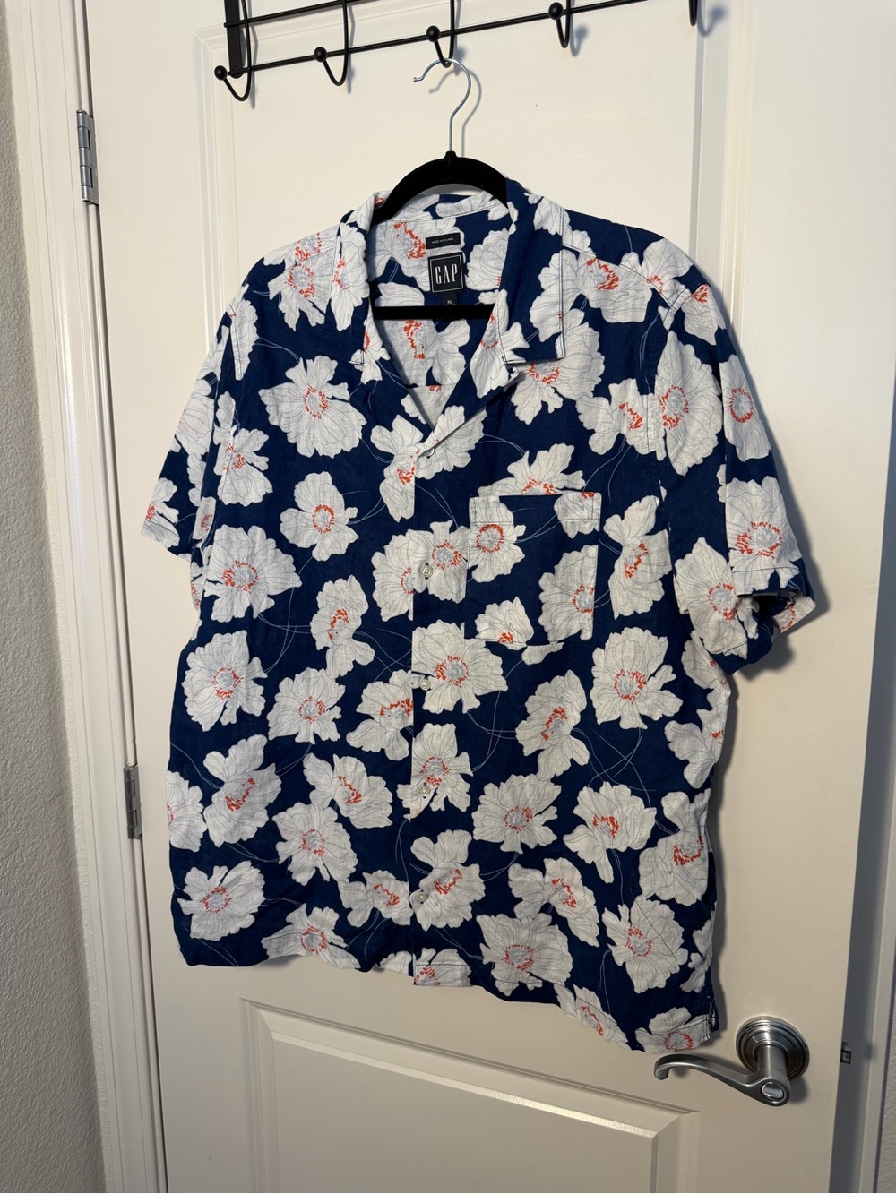 GAP Men’s Navy Floral Linen Short-Sleeve Shirt